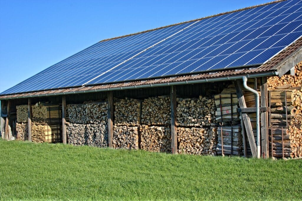 Panels solaires sur le toit d'une ferme agricole