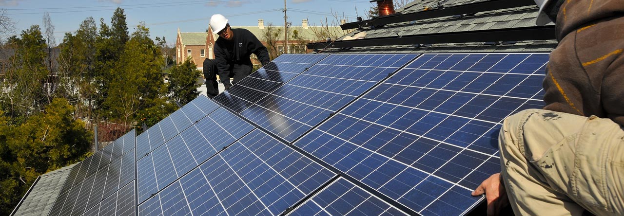 Serre photovoltaïque dans une ferme agricole française