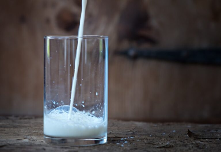 Verre de lait frais sur table en bois