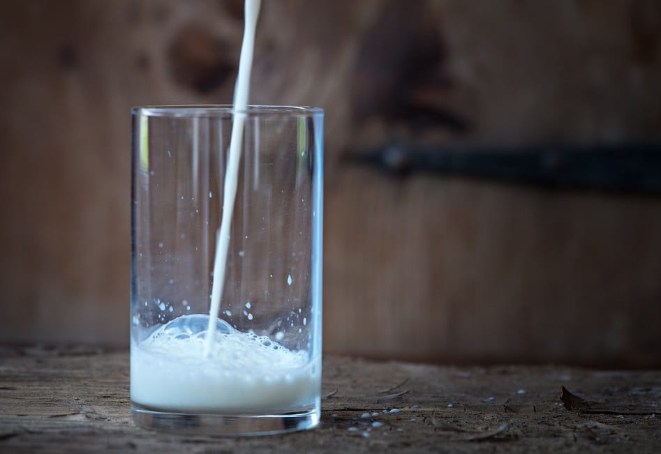 Verre de lait frais sur table en bois