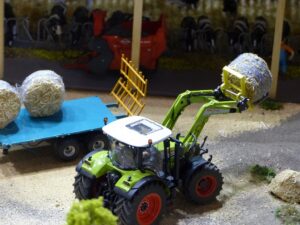 Modeles reduits de tracteurs et engins agricoles en formation