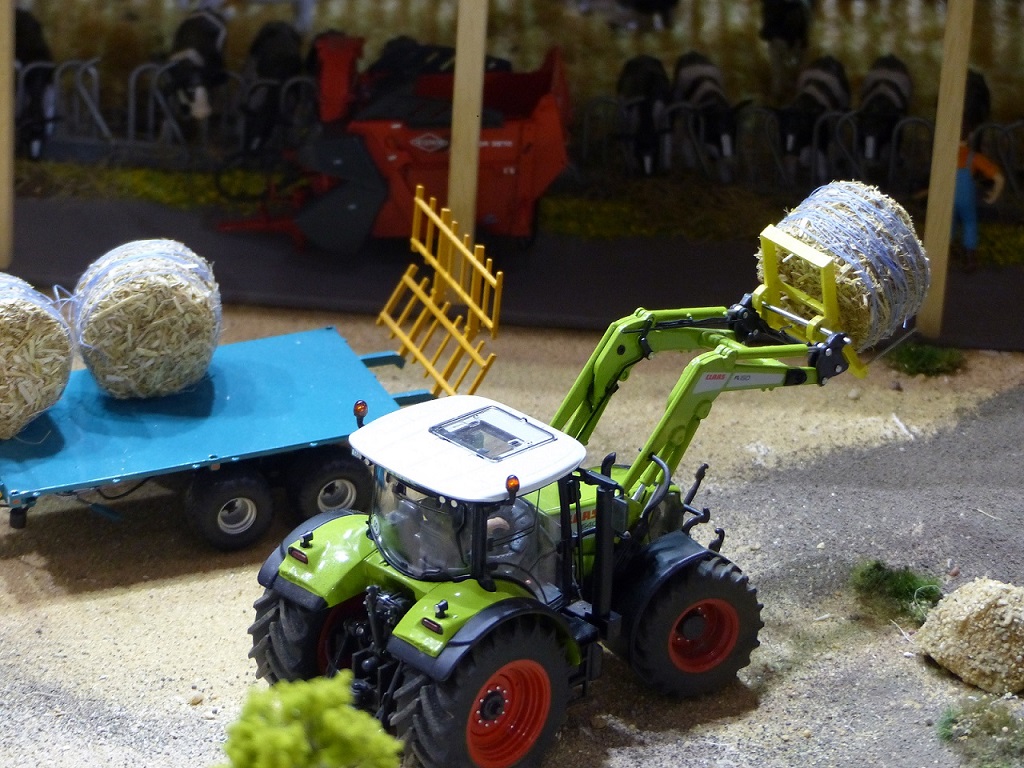 Modeles reduits de tracteurs et engins agricoles en formation