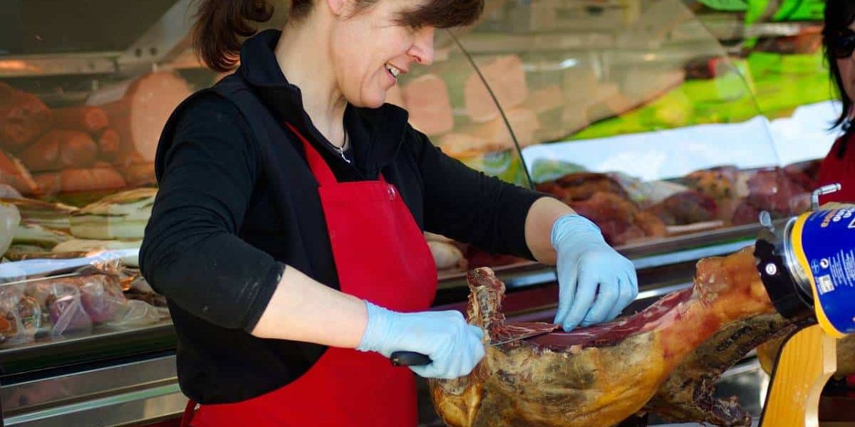 Étudiants en agriculture travaillant dans un champ français