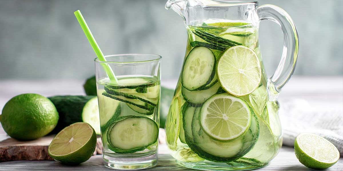 du jus de concombre dans de l'eau