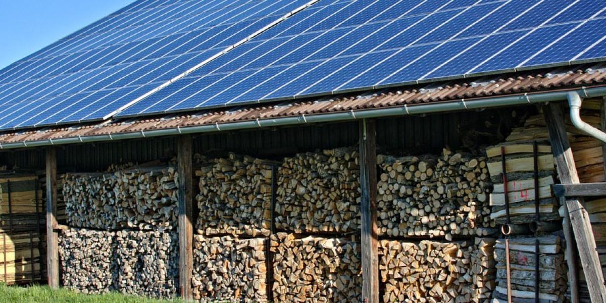 Toiture de ferme avec énergie solaire