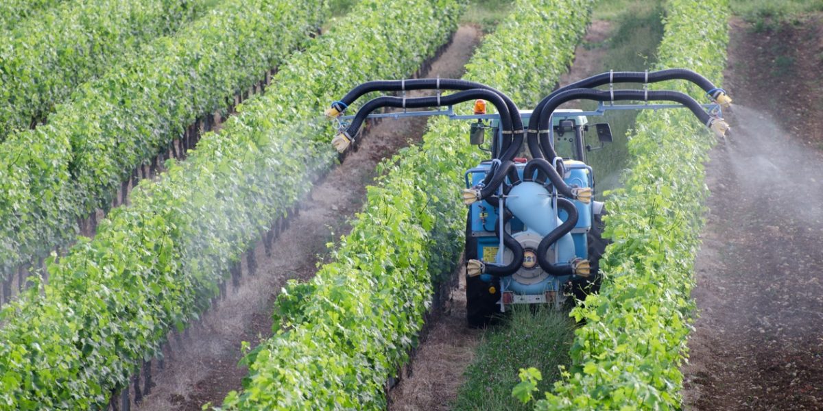 Pulvérisateur agricole électrique en fonctionnement