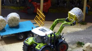 Modeles reduits de tracteurs et engins agricoles en formation