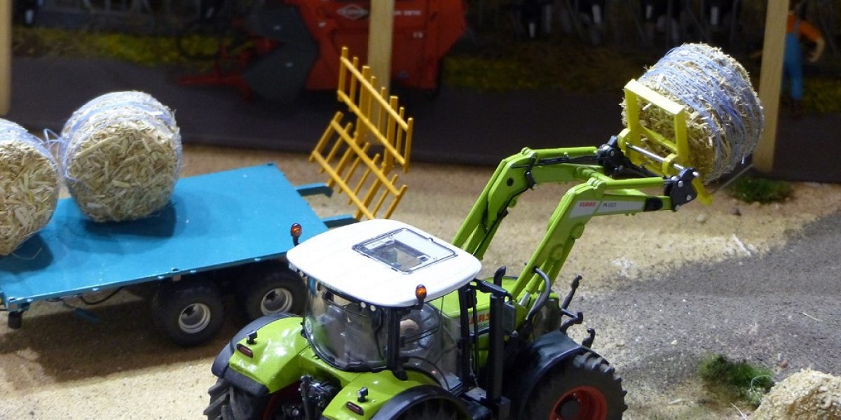 Modeles reduits de tracteurs et engins agricoles en formation