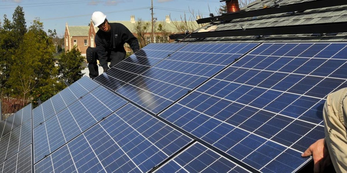 Serre photovoltaïque dans une ferme agricole française