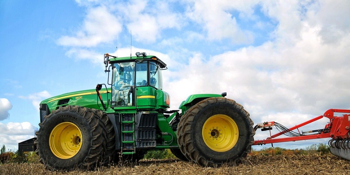 Tracteur moderne dans une école d'agriculture française