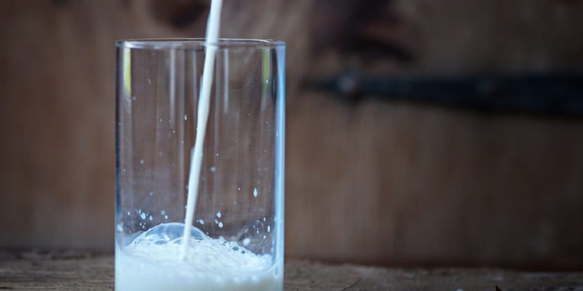 Verre de lait frais sur table en bois